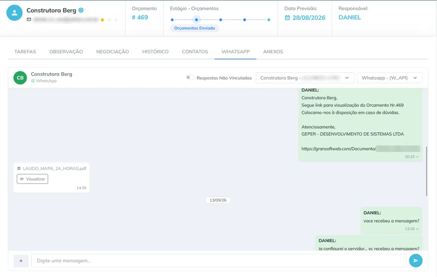 Aba WhatsApp da ficha do lead no CRM: conversa com o cliente, com o envio do link do orçamento e a troca de mensagens e arquivos.